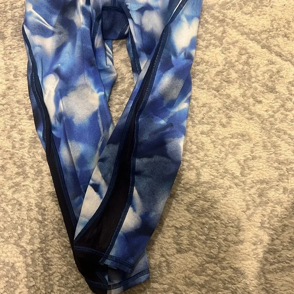 Lululemon Size 2 - Pre Loved Leggings (capri) - Picture 2 of 3